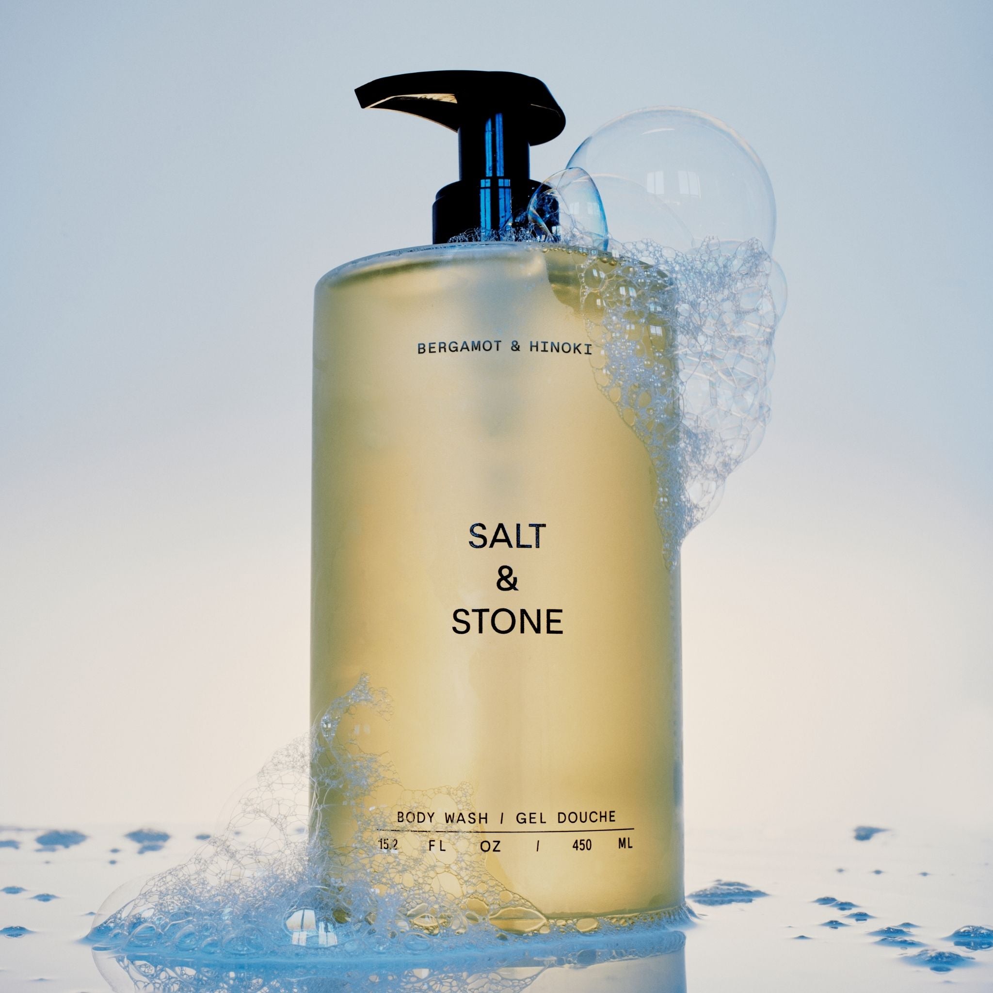 Product lifestyle foto Salt & Stone Body Wash Bergamot & Hinoki.