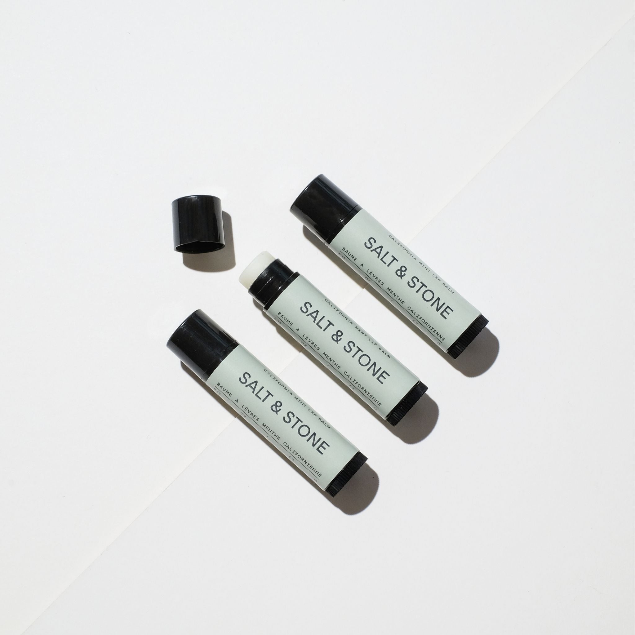 Product lifestyle foto Salt & Stone California Mint Lip Balsem.