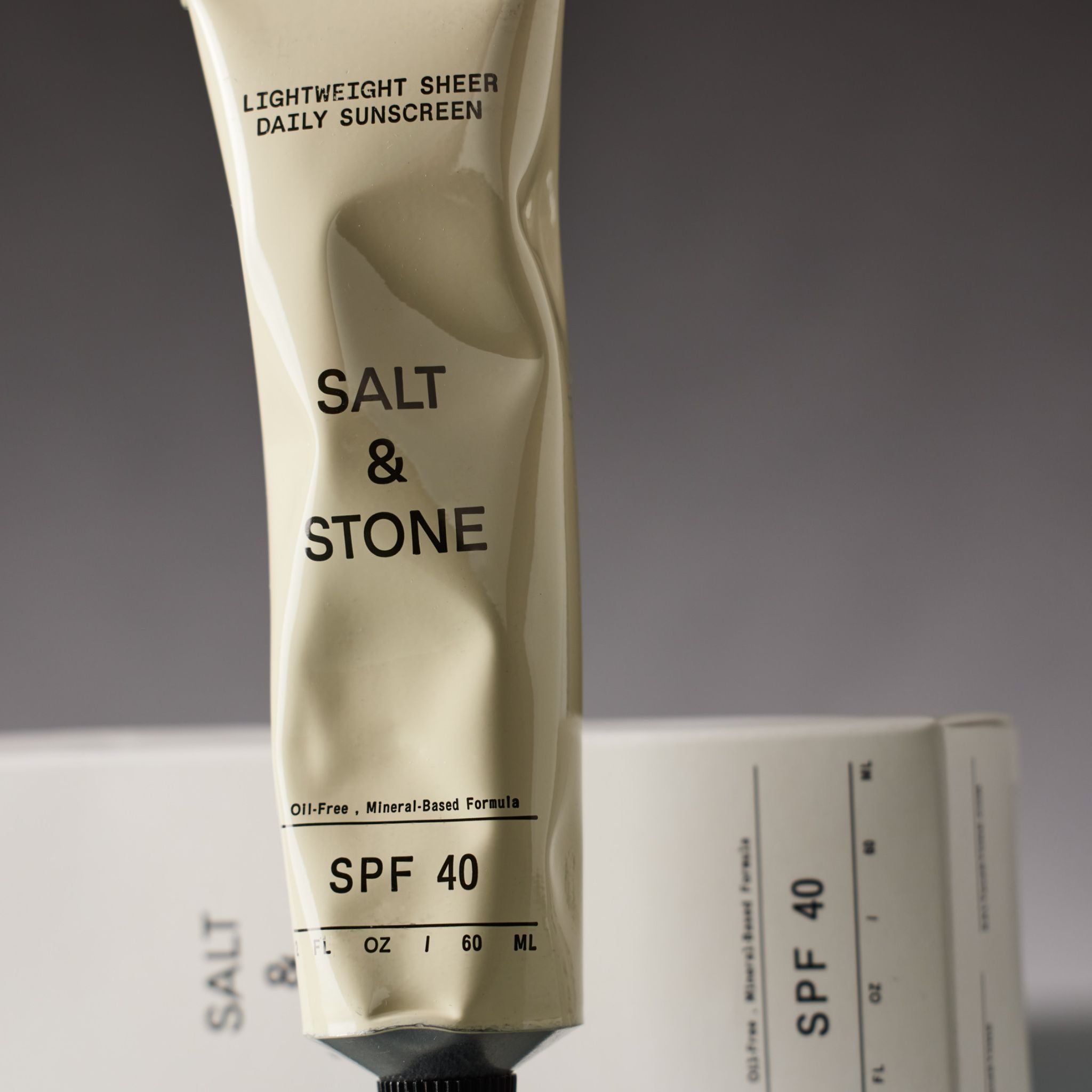 Product lifestyle foto Salt & Stone Lightweight Sheer Daily Sunscreen SPF 40.