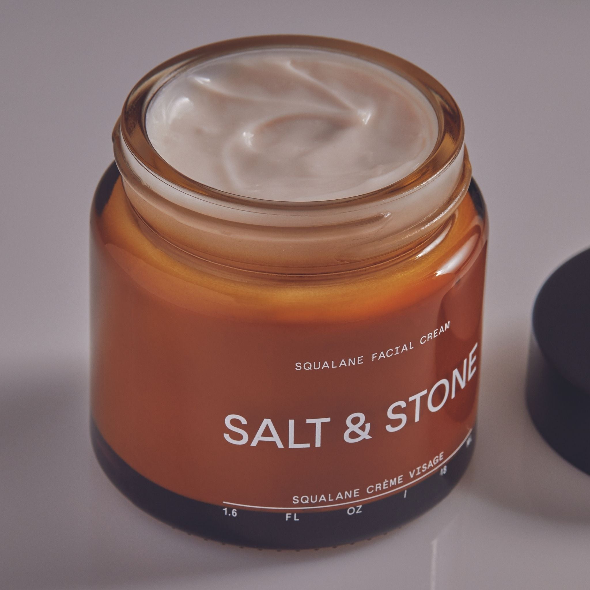 Product lifestyle foto Salt & Stone Squalane Facial Cream.